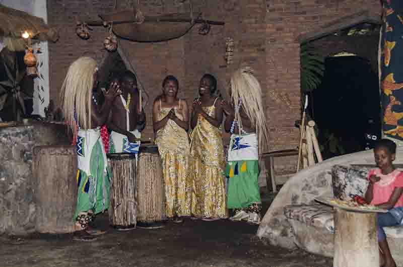 54 - Ruanda - lago Kivu - hotel Paradis Malahide - bailes tradicionales